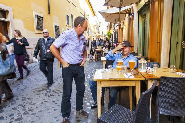 Rome Itália Março 2017 Pessoas Comem Têm Resto Café Rua — Fotografia de Stock