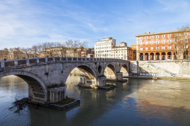 11 Mart 2017 tarihinde, Roma, İtalya. Görünümü, bentleri ve Tiber. Ponte Sisto - doğru Tiber kıyısında ve Trastevere bölgesi bağlanma yaya köprüsü