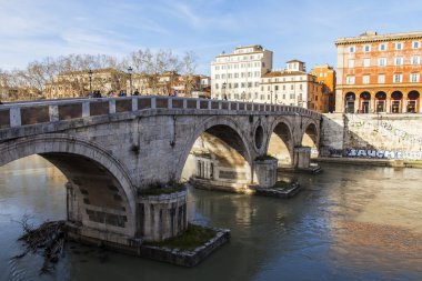 11 Mart 2017 tarihinde, Roma, İtalya. Görünümü, bentleri ve Tiber. Ponte Sisto - doğru Tiber kıyısında ve Trastevere bölgesi bağlanma yaya köprüsü