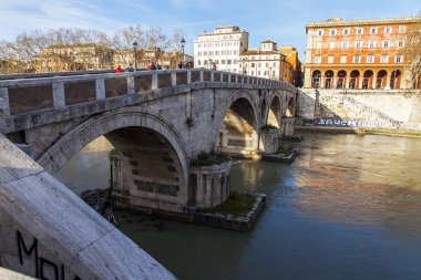 11 Mart 2017 tarihinde, Roma, İtalya. Görünümü, bentleri ve Tiber. Ponte Sisto - doğru Tiber kıyısında ve Trastevere bölgesi bağlanma yaya köprüsü