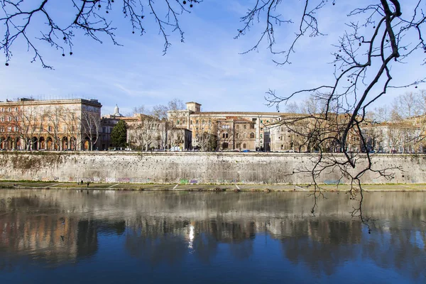 Rome Itália Março 2017 Vista Rio Tibre Seu Aterro — Fotografia de Stock