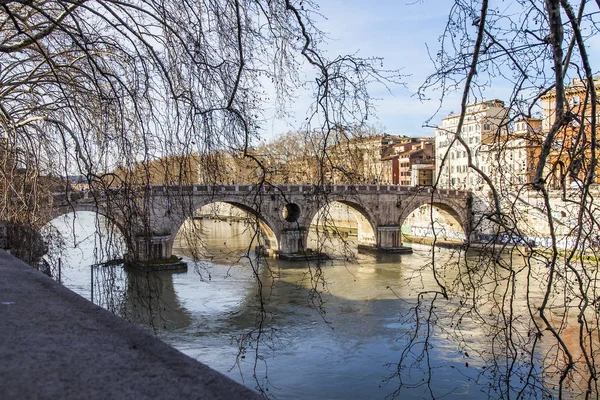 Rome Itália Março 2017 Vista Tibre Seus Aterros Ponte Sisto — Fotografia de Stock