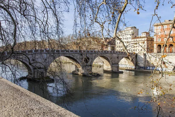 Roma Italia Marzo 2017 Vista Del Tíber Sus Terraplenes Ponte — Foto de Stock