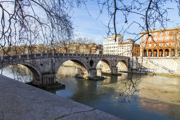 Rome Italië Maart 2017 Zicht Tiber Taluds Ponte Sisto Voetgangersbrug — Stockfoto