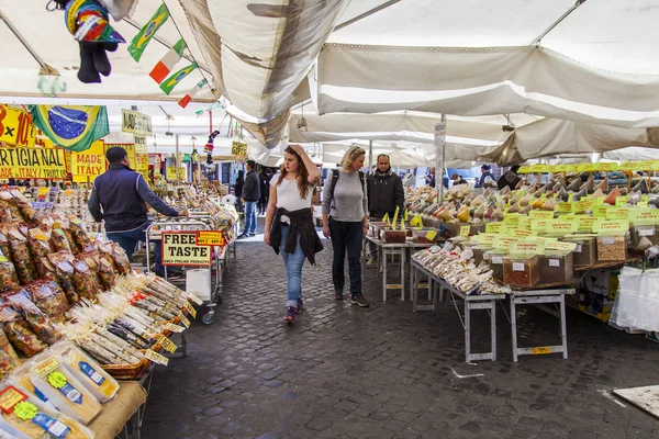 Rome Itália Março 2017 Vários Legumes Frutas São Colocados Balcões — Fotografia de Stock