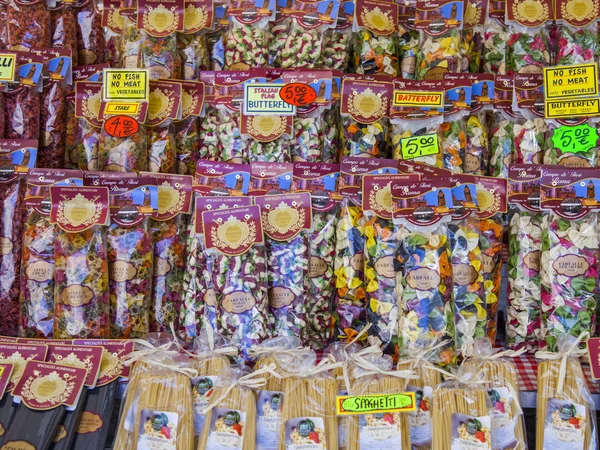 11 Mart 2017 tarihinde, Roma, İtalya. Otantik İtalyan çiftçi biyolojik ürünler Campo Di Fiori Meydanı Çarşı sayaçlar üzerinde yerleştirilir. Çeşitli İtalyan Yapıştır