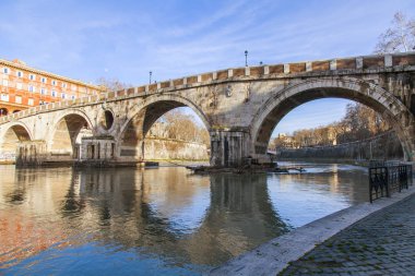 11 Mart 2017 tarihinde, Roma, İtalya. Görünümü, bentleri ve Tiber. Ponte Sisto - doğru Tiber kıyısında ve Trastevere bölgesi bağlanma yaya köprüsü