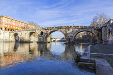 11 Mart 2017 tarihinde, Roma, İtalya. Görünümü, bentleri ve Tiber. Ponte Sisto - doğru Tiber kıyısında ve Trastevere bölgesi bağlanma yaya köprüsü