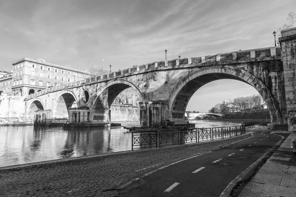 意大利 在2017年3月11日 对台伯河及其路堤的看法 西斯托浦 连接台伯河右岸和特拉斯提弗地区的行人桥 — 图库照片