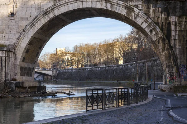 Rome Itália Março 2017 Vista Tibre Seus Aterros Ponte Sisto — Fotografia de Stock