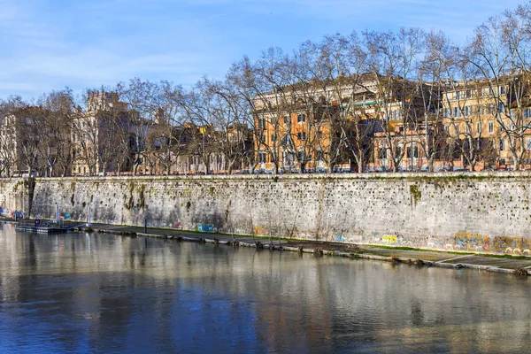 Rome Itália Março 2017 Vista Rio Tibre Seu Aterro — Fotografia de Stock