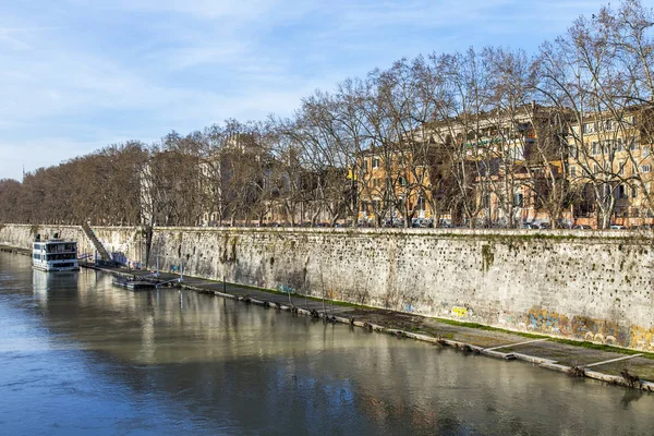 Rome Itália Março 2017 Vista Rio Tibre Seu Aterro — Fotografia de Stock