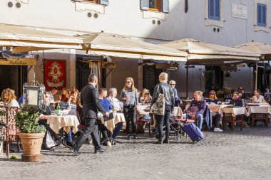 11 Mart 2017 tarihinde, Roma, İtalya. İnsanlar yemek ve tarihi Trastevere bölgesi sokakta kafede biraz dinlen