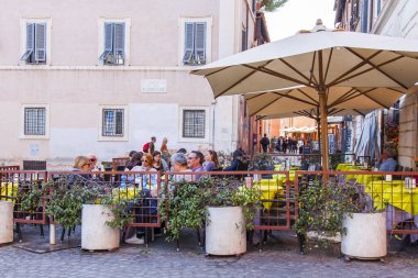 11 Mart 2017 tarihinde, Roma, İtalya. İnsanlar yemek ve tarihi Trastevere bölgesi sokakta kafede biraz dinlen