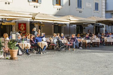 11 Mart 2017 tarihinde, Roma, İtalya. İnsanlar yemek ve tarihi Trastevere bölgesi sokakta kafede biraz dinlen