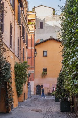 11 Mart 2017 tarihinde, Roma, İtalya. Tarihi Trastevere bölgesi pitoresk cadde boyunca insanlar gider