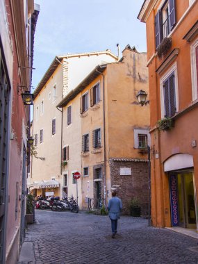 11 Mart 2017 tarihinde, Roma, İtalya. Tarihi Trastevere bölgesi pitoresk cadde boyunca insanlar gider