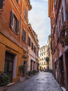 11 Mart 2017 tarihinde, Roma, İtalya. Güzel pitoresk şehrin tarihsel bir parçası sokakta. 