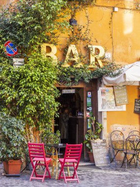 11 Mart 2017 tarihinde, Roma, İtalya. Sokakta şehir merkezinde küçük kafe girişi.