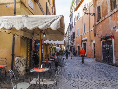 11 Mart 2017 tarihinde, Roma, İtalya. Tarihi Trastevere bölgesi pitoresk cadde boyunca insanlar gider