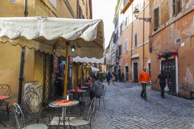 11 Mart 2017 tarihinde, Roma, İtalya. Tarihi Trastevere bölgesi pitoresk cadde boyunca insanlar gider