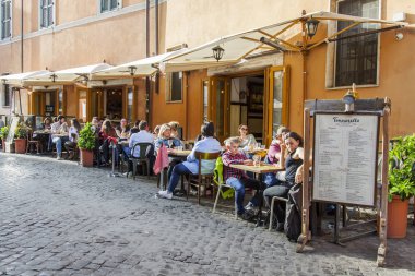 11 Mart 2017 tarihinde, Roma, İtalya. İnsanlar yemek ve tarihi Trastevere bölgesi sokakta kafede biraz dinlen
