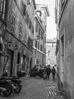 11 Mart 2017 tarihinde, Roma, İtalya. Tarihi Trastevere bölgesi pitoresk cadde boyunca insanlar gider