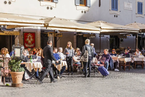 意大利 在2017年3月11日 在特拉斯提弗的历史地区 人们在街上的咖啡馆里吃饭休息 — 图库照片