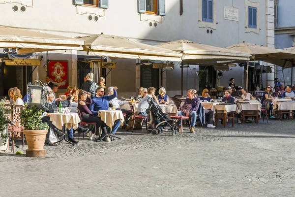 Rome Itália Março 2017 Pessoas Comem Têm Resto Café Rua — Fotografia de Stock