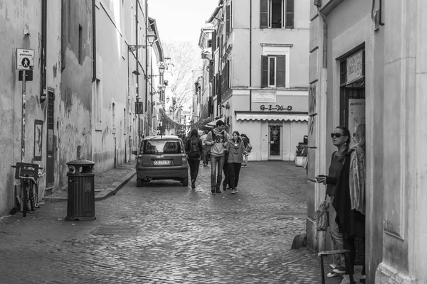 Рим Италия Марта 2017 Года Люди Идут Живописной Улице Историческом — стоковое фото