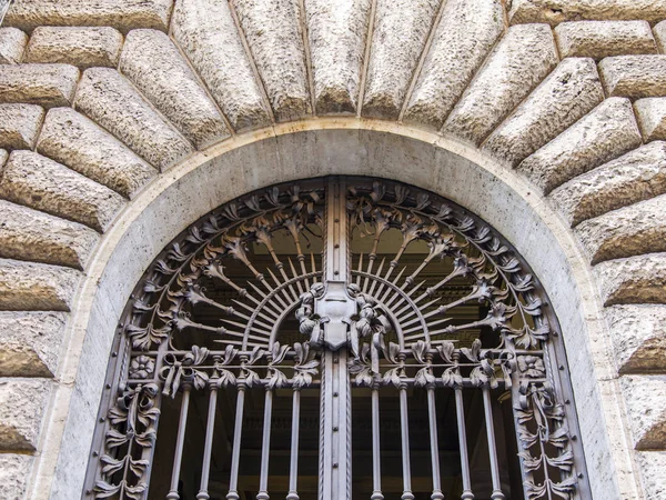 ローマ イタリア 2017 街の歴史的な部分では古い建物のファサード 入り口のドアは金属で飾られています — ストック写真