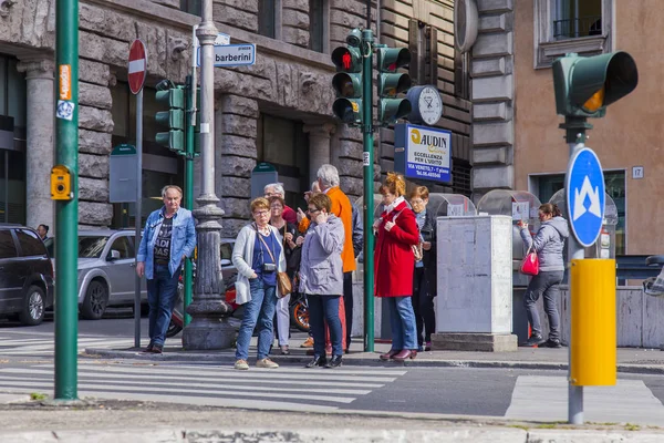 Rome Itália Março 2017 Pessoas Passam Pela Rua Centro Cidade — Fotografia de Stock