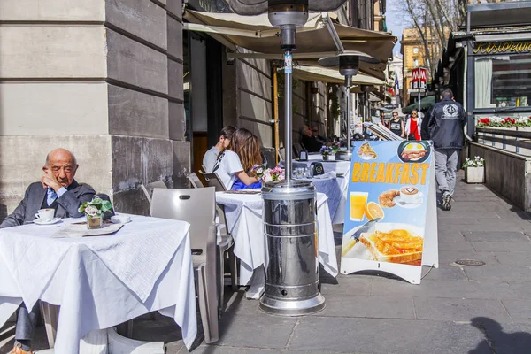 Mart 2017 Tarihinde Roma Talya Nsanlar Yemek Sokakta Şehir Merkezinde — Stok fotoğraf