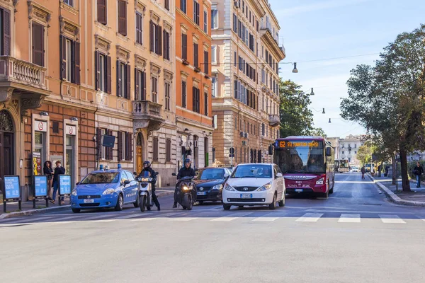 Ρώμη Ιταλία Στις Μαρτίου 2017 Αυτοκίνητα Πηγαίνουν Στον Όμορφο Δρόμο — Φωτογραφία Αρχείου