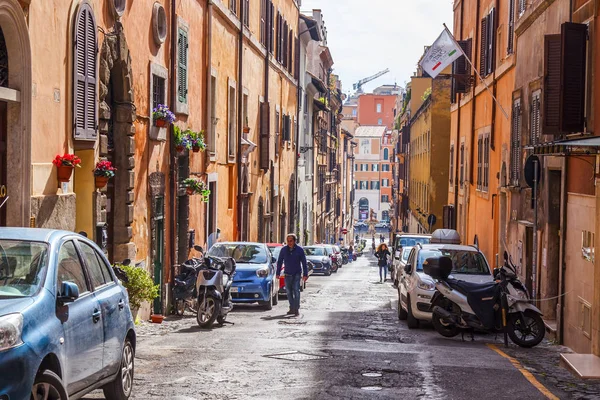 Roma Italia Marzo 2017 Coches Estacionados Hermosa Calle Una Parte —  Fotos de Stock