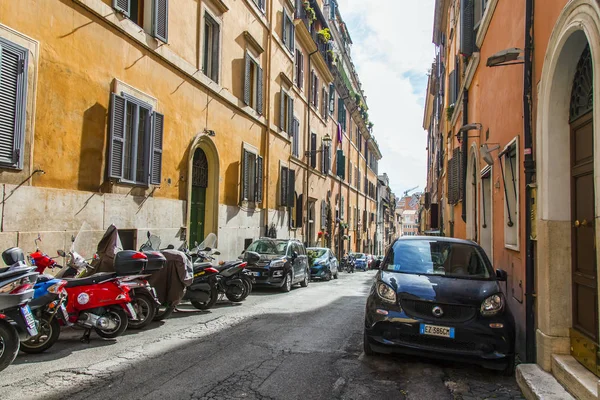 Ρώμη Ιταλία Στις Μαρτίου 2017 Αυτοκίνητα Σταθμευμένα Στον Όμορφο Δρόμο — Φωτογραφία Αρχείου