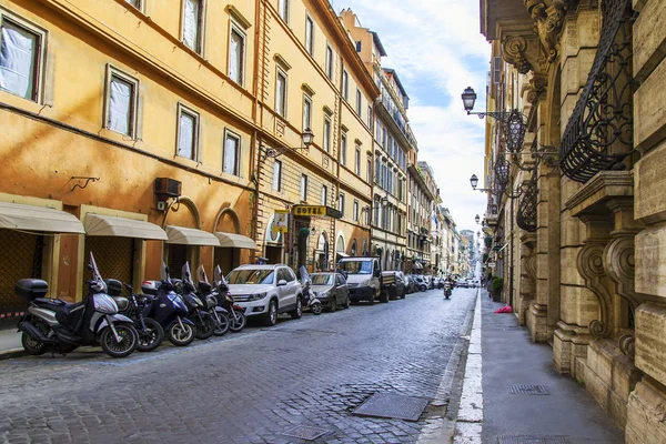 Roma Italia Marzo 2017 Coches Estacionados Hermosa Calle Una Parte —  Fotos de Stock