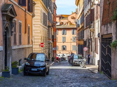 11 Mart 2017 tarihinde, Roma, İtalya. Şehrin tarihi bir parçası güzel sokakta park edilmiş arabalar