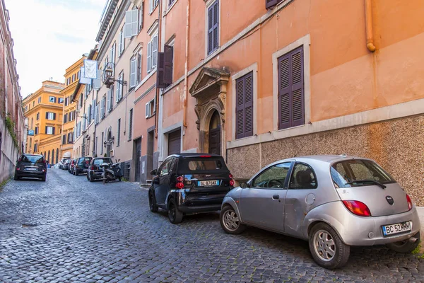 Roma Italia Marzo 2017 Coches Estacionados Hermosa Calle Una Parte — Foto de Stock