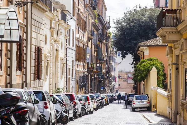 Rzym Włochy Dniu Marca 2017 Samochody Zaparkowane Pięknej Ulicy Zabytkowej — Zdjęcie stockowe