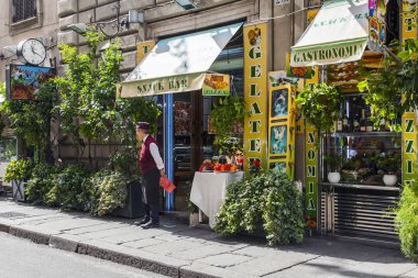11 Mart 2017 tarihinde, Roma, İtalya. Sokakta şehir merkezinde küçük kafe girişi.