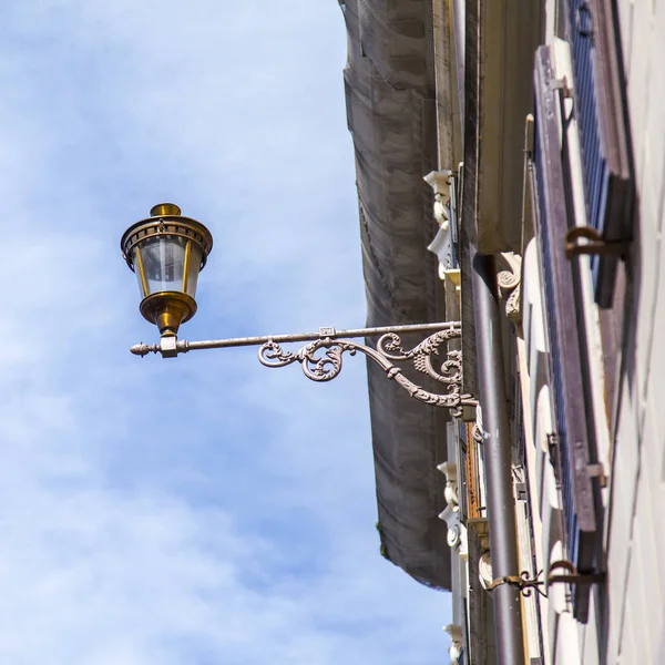 11 Mart 2017 tarihinde, Roma, İtalya. Arka planı şehir merkezinde güzel bir eski lamba