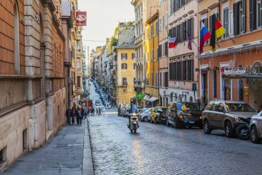 11 Mart 2017 tarihinde, Roma, İtalya. Güzel pitoresk şehrin tarihsel bir parçası sokakta. 