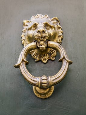 11 Mart 2017 tarihinde, Roma, İtalya. Eski bir tarihi kentin bina cephe. Giriş kapısı güzel kapı kolu ile süslüdür