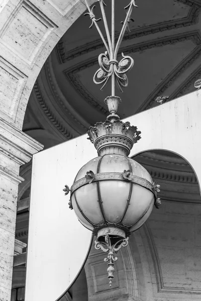 Rome Italië Maart 2017 Een Mooie Oude Lamp Tegen Achtergrond — Stockfoto