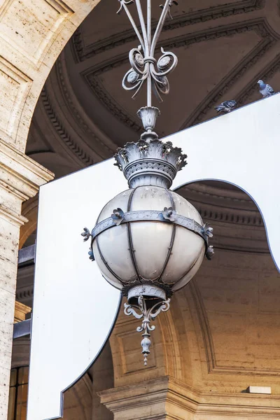 Рим Италия Марта 2017 Года Красивая Древняя Лампа Фоне Центре — стоковое фото