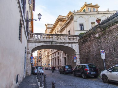 11 Mart 2017 tarihinde, Roma, İtalya. Şehrin tarihi bir parçası güzel pitoresk sokak uzakta bir kemer ile