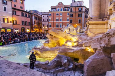 11 Mart 2017 tarihinde, Roma, İtalya. Akşam aydınlatma iyi bilinen Trevi Çeşmesi 