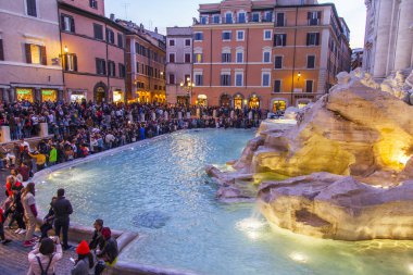 11 Mart 2017 tarihinde, Roma, İtalya. Akşam aydınlatma iyi bilinen Trevi Çeşmesi 