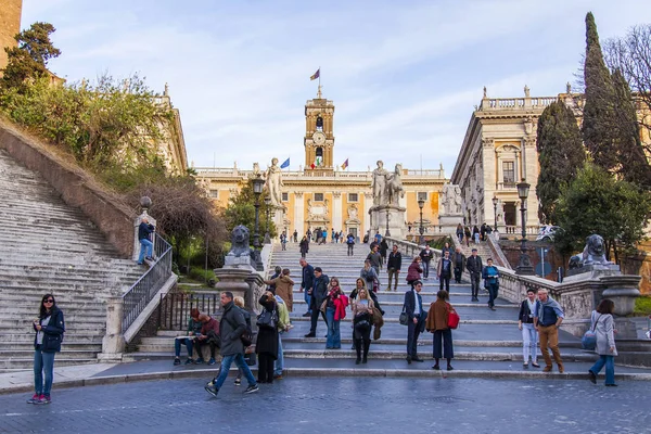 意大利 在2017年3月11日 城市景观 人们走在梯子上 — 图库照片